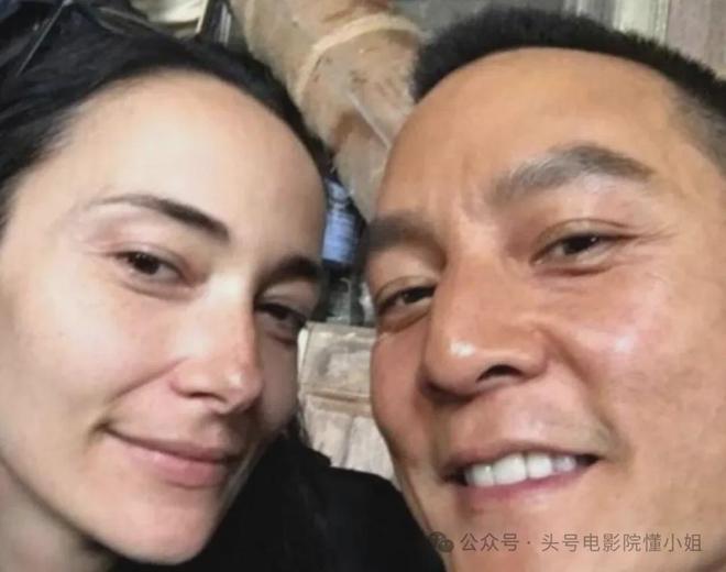 吴彦祖晒47岁老婆素颜合照，惊呆网友！男方曾称近10年没夫妻同房
