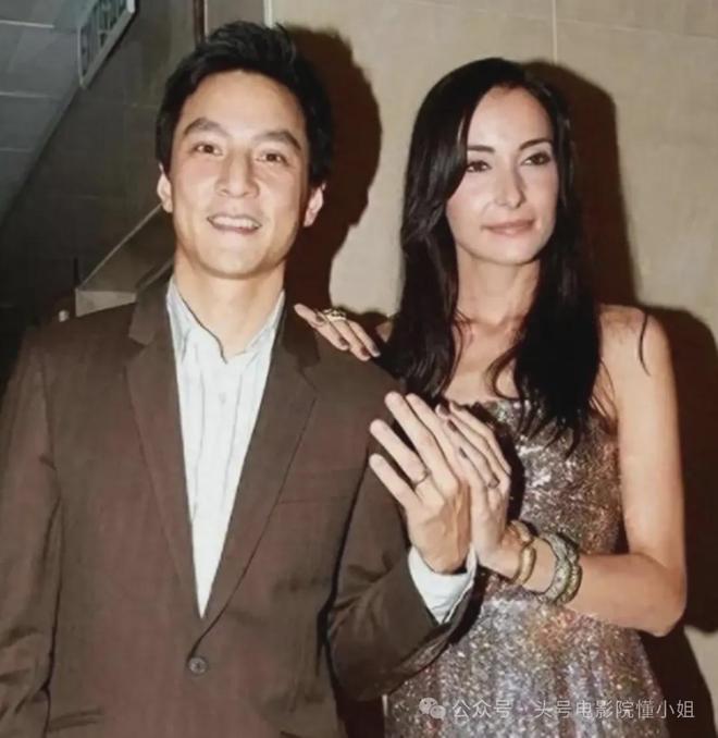 吴彦祖晒47岁老婆素颜合照，惊呆网友！男方曾称近10年没夫妻同房
