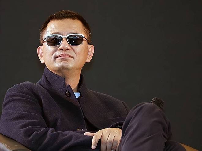 王家卫评论区沦陷！跟秦雯调情还曾让女配音员舔手，滤镜碎了一地