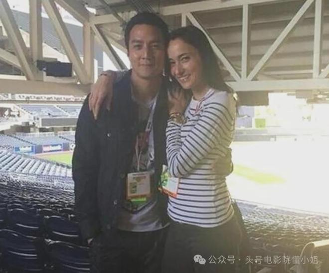 吴彦祖晒47岁老婆素颜合照，惊呆网友！男方曾称近10年没夫妻同房