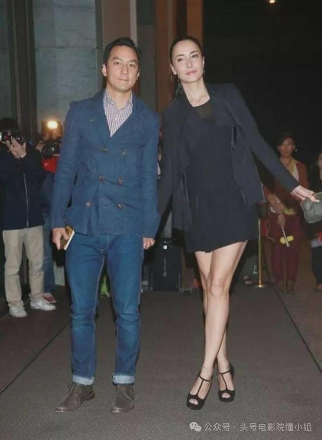 吴彦祖晒47岁老婆素颜合照，惊呆网友！男方曾称近10年没夫妻同房