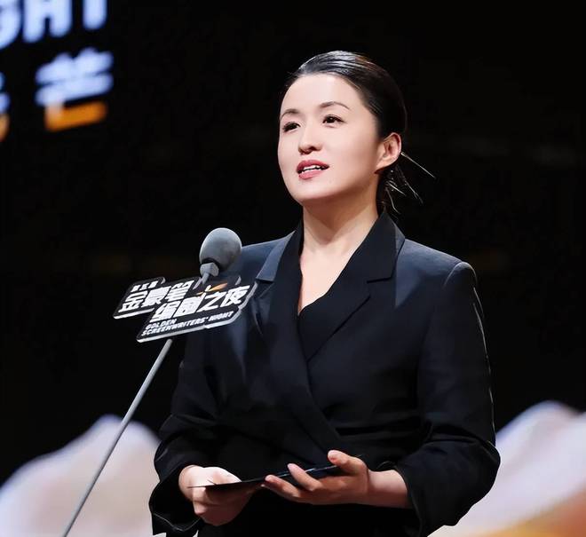 王家卫评论区沦陷！跟秦雯调情还曾让女配音员舔手，滤镜碎了一地