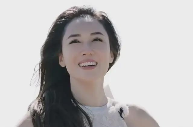 李施嬅快跑，他的爱有毒！