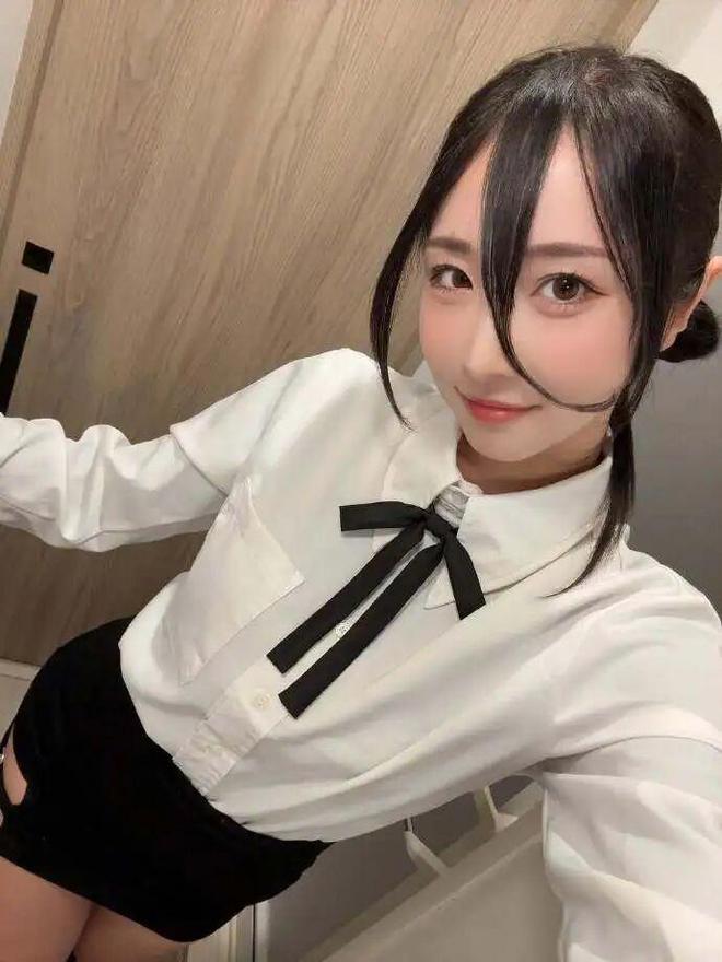 她可能是最近最受欢迎的女优！