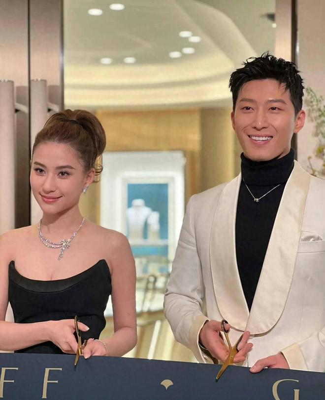 何超莲窦骁现身澳洲！冲浪、看歌剧，手牵手有说有笑，同框照曝光