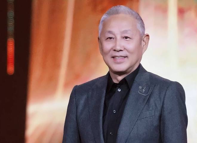 王家卫评论区沦陷！跟秦雯调情还曾让女配音员舔手，滤镜碎了一地