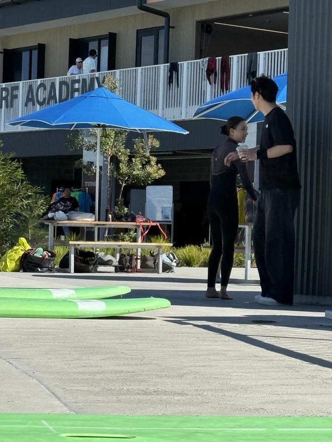 何超莲窦骁现身澳洲！冲浪、看歌剧，手牵手有说有笑，同框照曝光