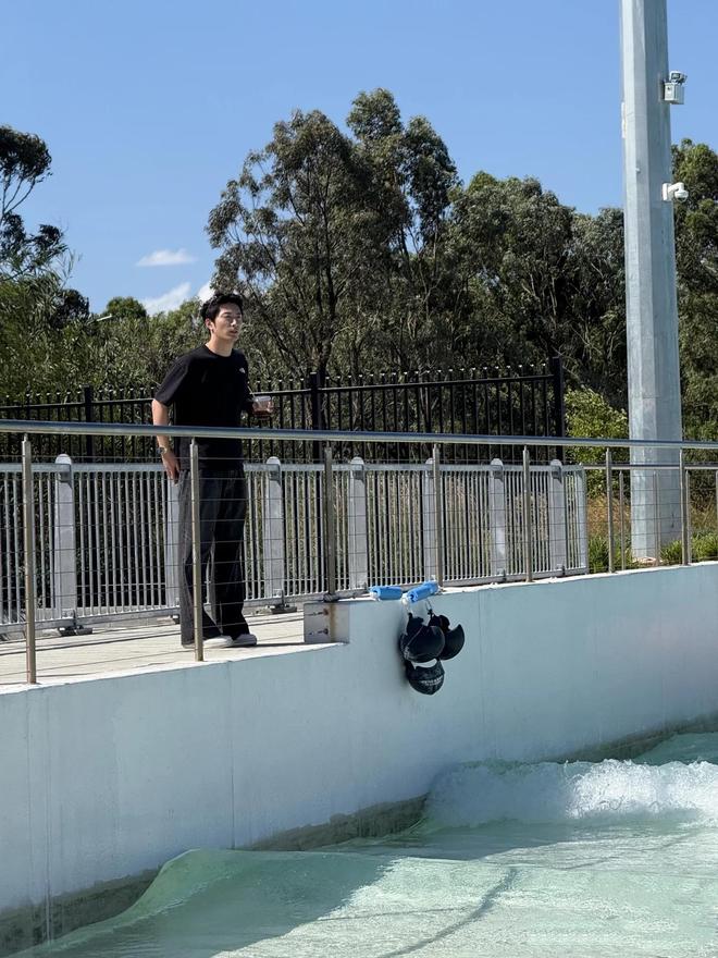 何超莲窦骁现身澳洲！冲浪、看歌剧，手牵手有说有笑，同框照曝光