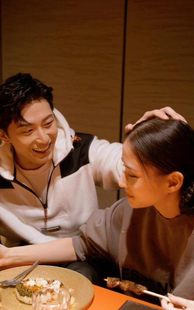 何超莲窦骁现身澳洲！冲浪、看歌剧，手牵手有说有笑，同框照曝光