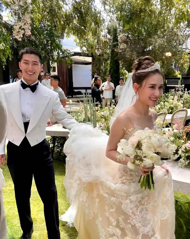 何超莲窦骁现身澳洲！冲浪、看歌剧，手牵手有说有笑，同框照曝光