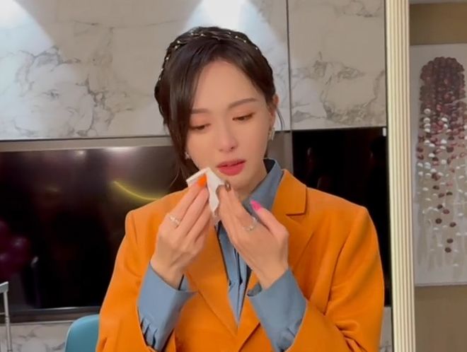 王家卫评论区沦陷！跟秦雯调情还曾让女配音员舔手，滤镜碎了一地