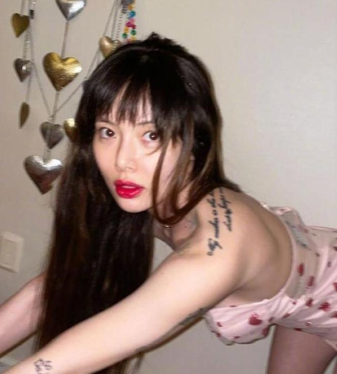 33岁泫雅为舞台晕倒道歉，休克不是头一回，粉丝猜减肥是主因