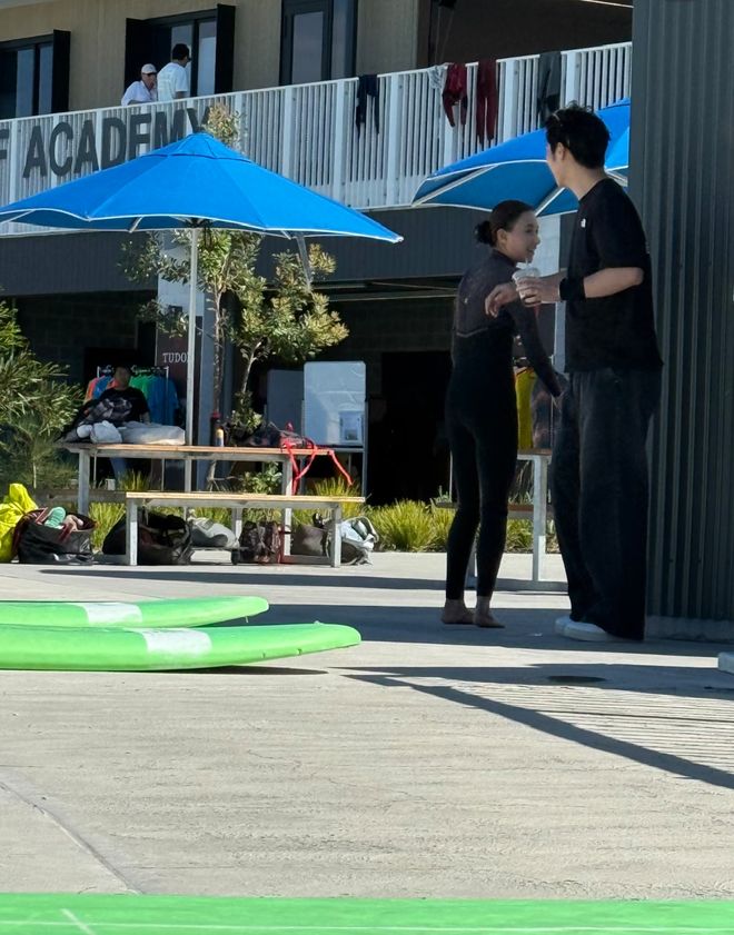 窦骁何超莲国外被偶遇！女方冲浪心情大好，窦骁喝咖啡满脸愁容