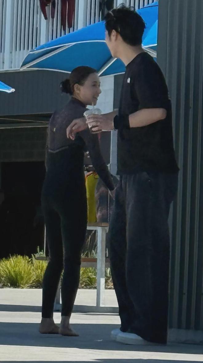 窦骁何超莲国外被偶遇！女方冲浪心情大好，窦骁喝咖啡满脸愁容