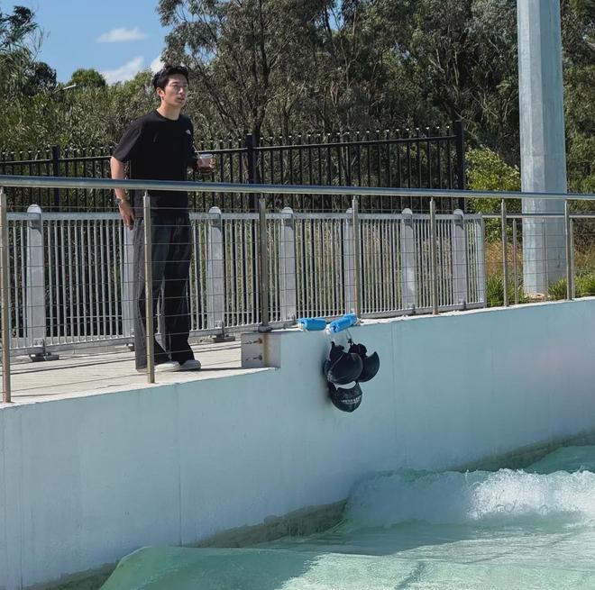 窦骁何超莲国外被偶遇！女方冲浪心情大好，窦骁喝咖啡满脸愁容
