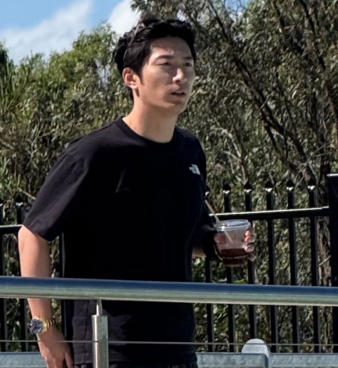 窦骁何超莲国外被偶遇！女方冲浪心情大好，窦骁喝咖啡满脸愁容