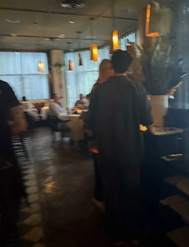 窦骁何超莲国外被偶遇！女方冲浪心情大好，窦骁喝咖啡满脸愁容