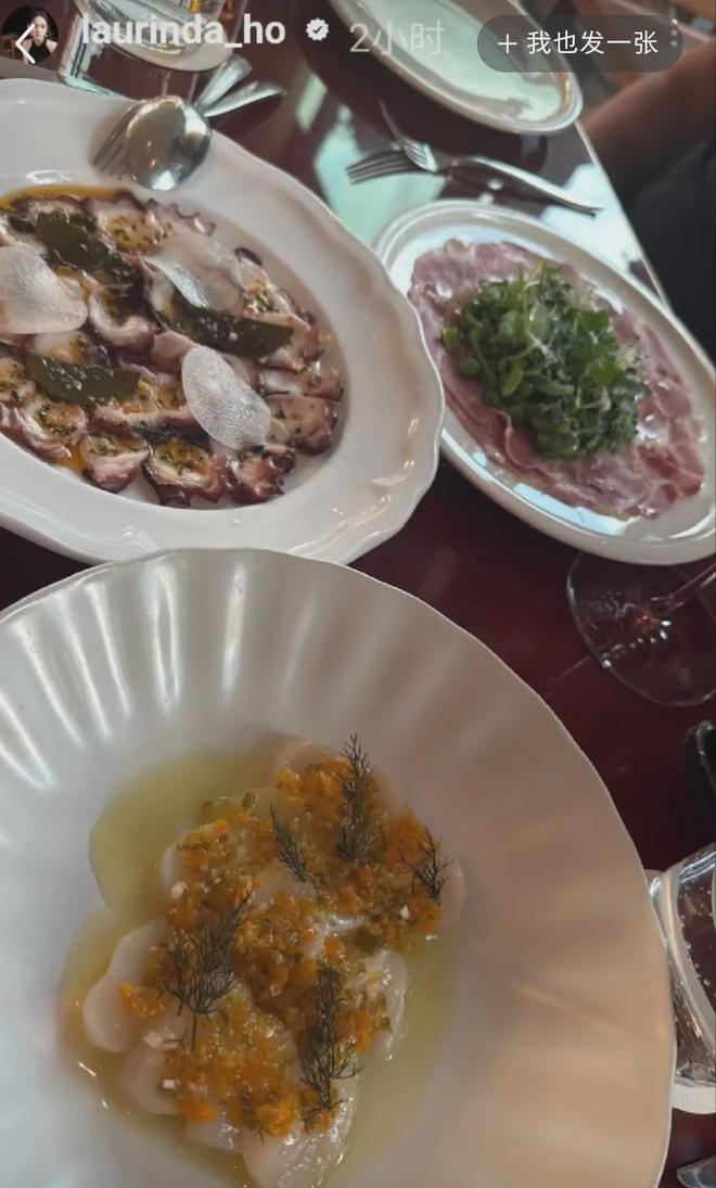 窦骁何超莲国外被偶遇！女方冲浪心情大好，窦骁喝咖啡满脸愁容