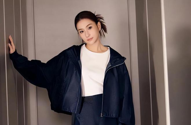 窦骁何超莲国外被偶遇！女方冲浪心情大好，窦骁喝咖啡满脸愁容