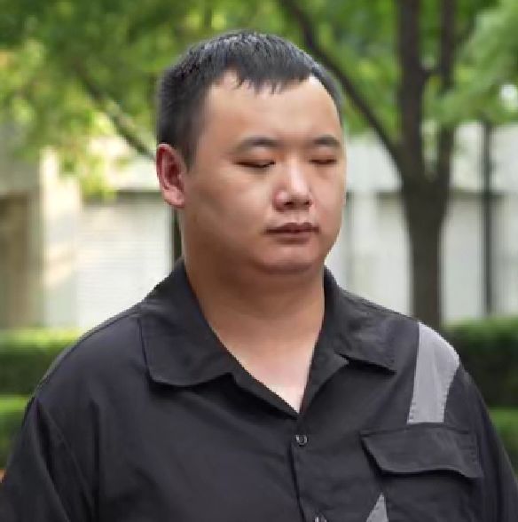 在郑智化“连滚带爬”退圈之后，一位盲人决定独自出国