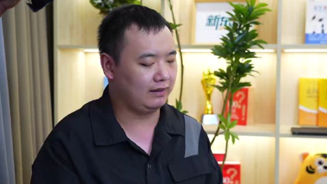 在郑智化“连滚带爬”退圈之后，一位盲人决定独自出国