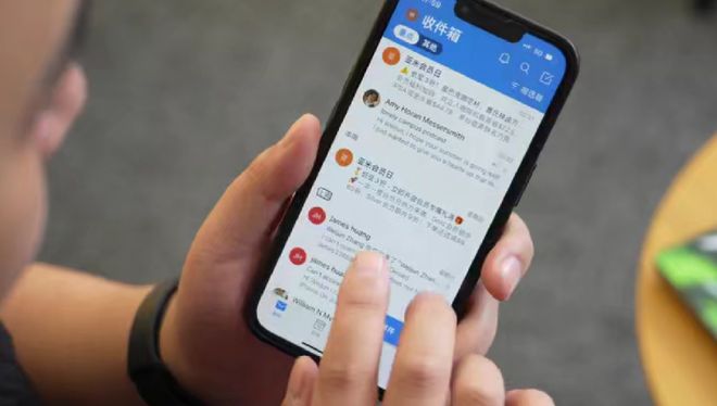 在郑智化“连滚带爬”退圈之后，一位盲人决定独自出国