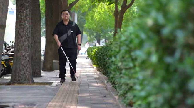 在郑智化“连滚带爬”退圈之后，一位盲人决定独自出国