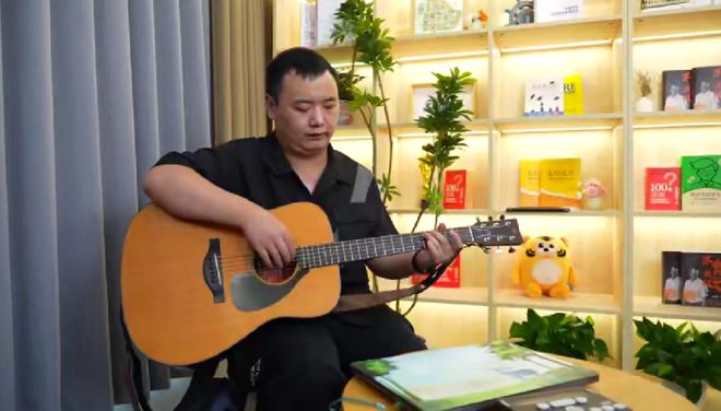 在郑智化“连滚带爬”退圈之后，一位盲人决定独自出国