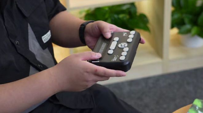 在郑智化“连滚带爬”退圈之后，一位盲人决定独自出国