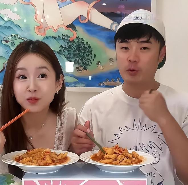 陈赫40岁生日合影惹争议，拍照没朝向老婆，与另一异性更像一家人