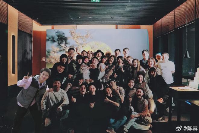 陈赫40岁生日合影惹争议，拍照没朝向老婆，与另一异性更像一家人