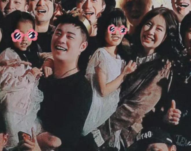 陈赫40岁生日合影惹争议，拍照没朝向老婆，与另一异性更像一家人