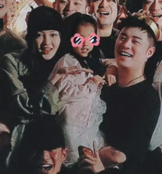 陈赫40岁生日合影惹争议，拍照没朝向老婆，与另一异性更像一家人