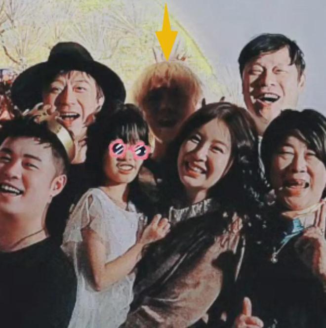 陈赫40岁生日合影惹争议，拍照没朝向老婆，与另一异性更像一家人