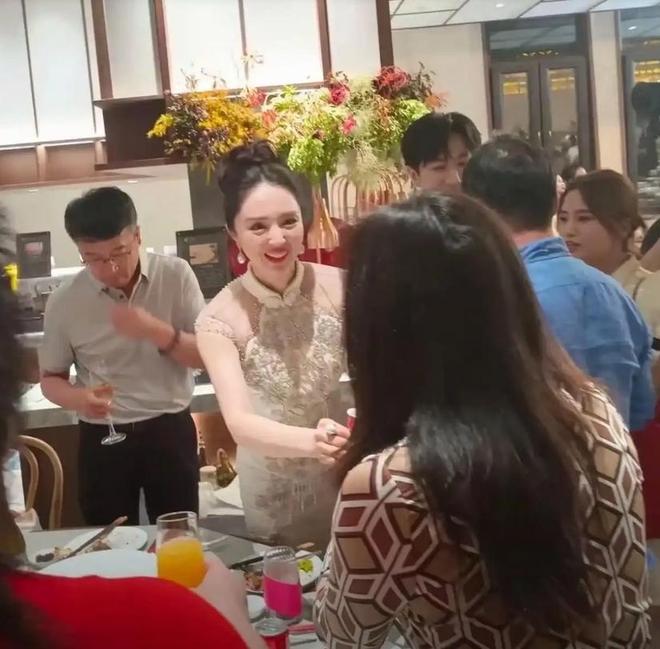 董璇回应婚礼餐标67元，张维伊气笑了，小酒窝也吃父母的瓜