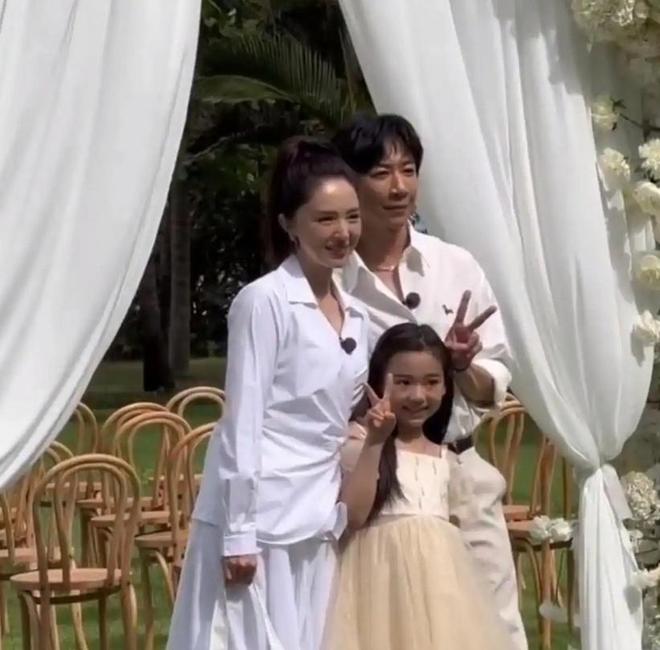 董璇回应婚礼餐标67元，张维伊气笑了，小酒窝也吃父母的瓜