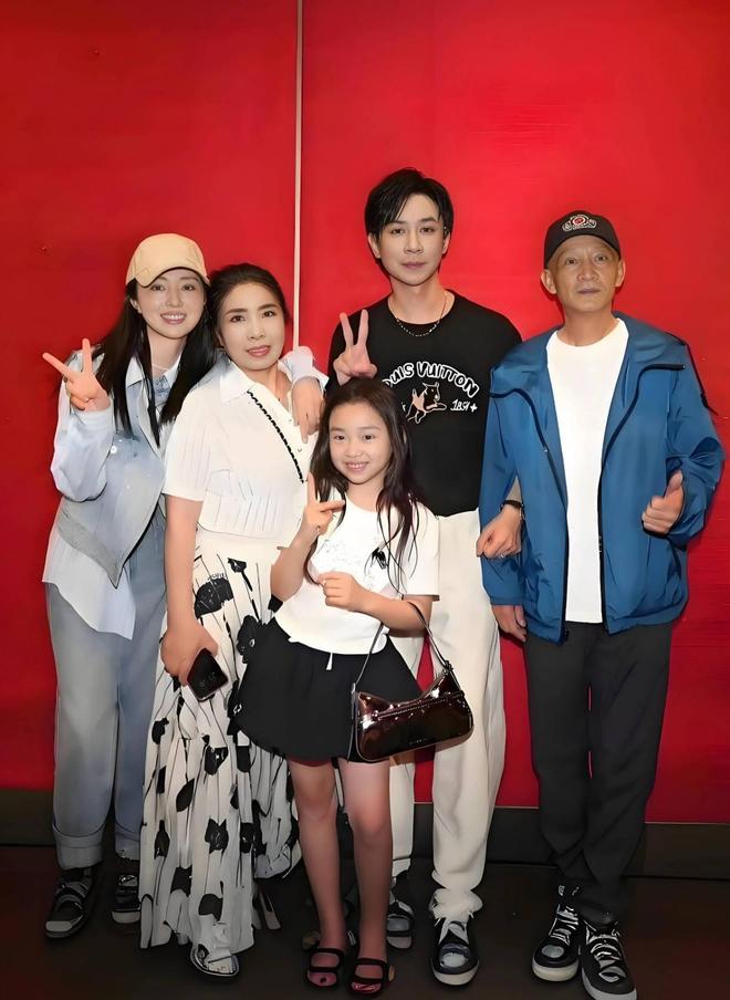 董璇回应婚礼餐标67元，张维伊气笑了，小酒窝也吃父母的瓜