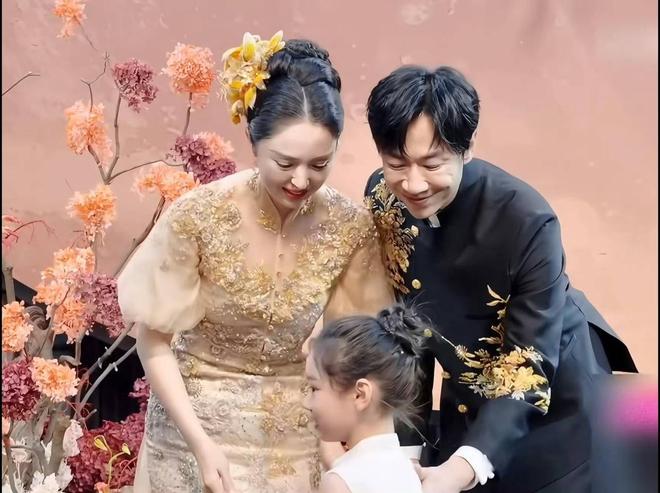 董璇回应婚礼餐标67元，张维伊气笑了，小酒窝也吃父母的瓜