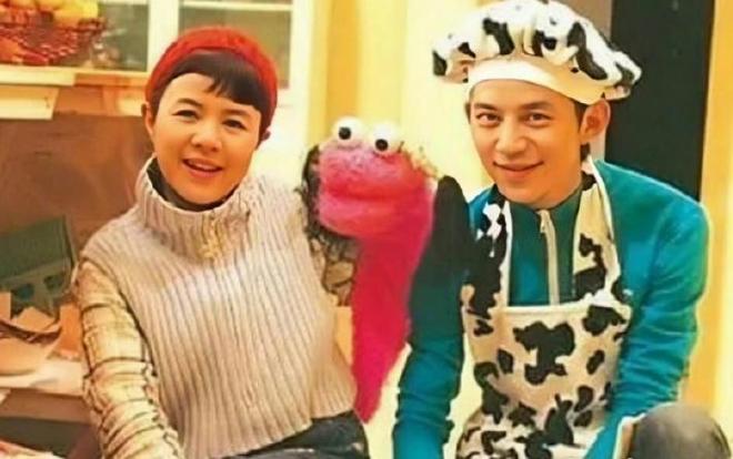 金龟子何炅同台唱大风车，童年回来了！做大人很辛苦吧让我泪崩