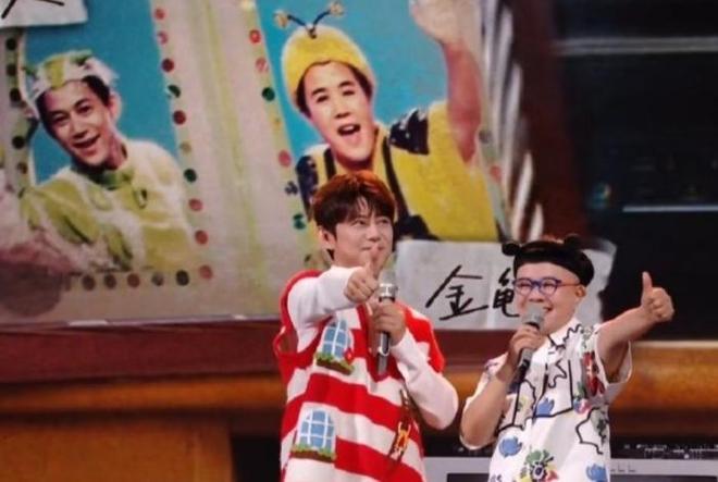 金龟子何炅同台唱大风车，童年回来了！做大人很辛苦吧让我泪崩