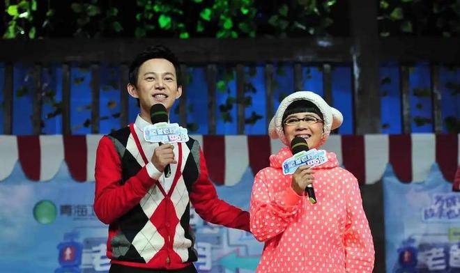 金龟子何炅同台唱大风车，童年回来了！做大人很辛苦吧让我泪崩