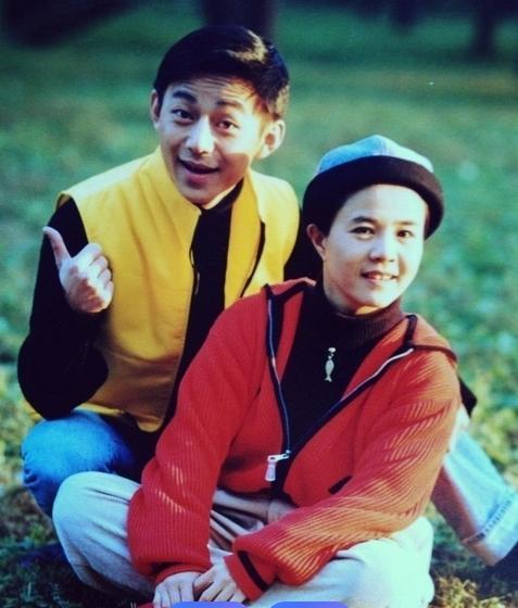 金龟子何炅同台唱大风车，童年回来了！做大人很辛苦吧让我泪崩