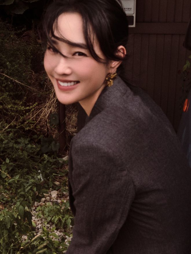 淡颜做浓事，火爆的白百合凭啥一句话捅了内娱马蜂窝？