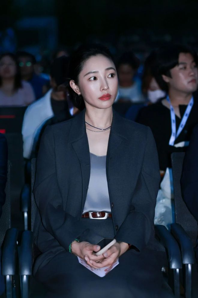 淡颜做浓事，火爆的白百合凭啥一句话捅了内娱马蜂窝？