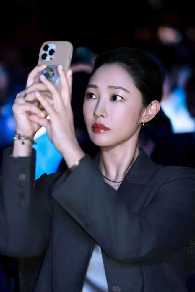 淡颜做浓事，火爆的白百合凭啥一句话捅了内娱马蜂窝？