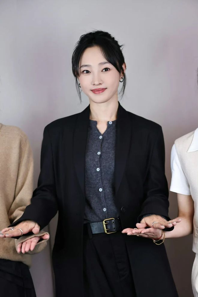 淡颜做浓事，火爆的白百合凭啥一句话捅了内娱马蜂窝？