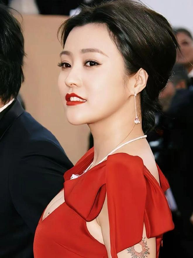 淡颜做浓事，火爆的白百合凭啥一句话捅了内娱马蜂窝？