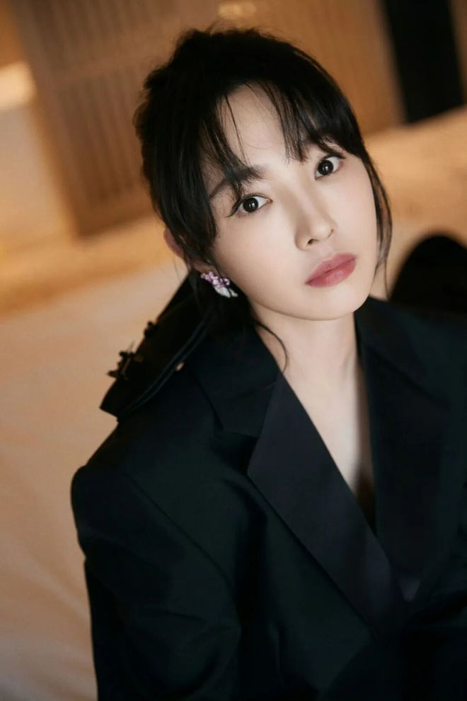 淡颜做浓事，火爆的白百合凭啥一句话捅了内娱马蜂窝？