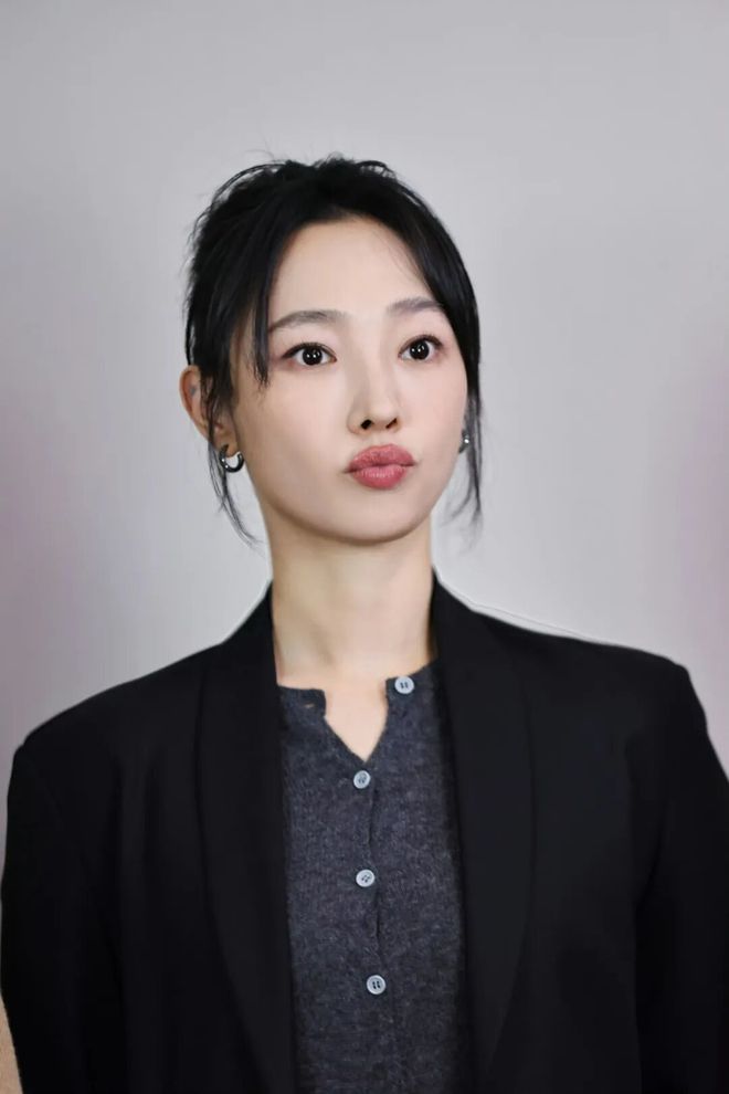 淡颜做浓事，火爆的白百合凭啥一句话捅了内娱马蜂窝？