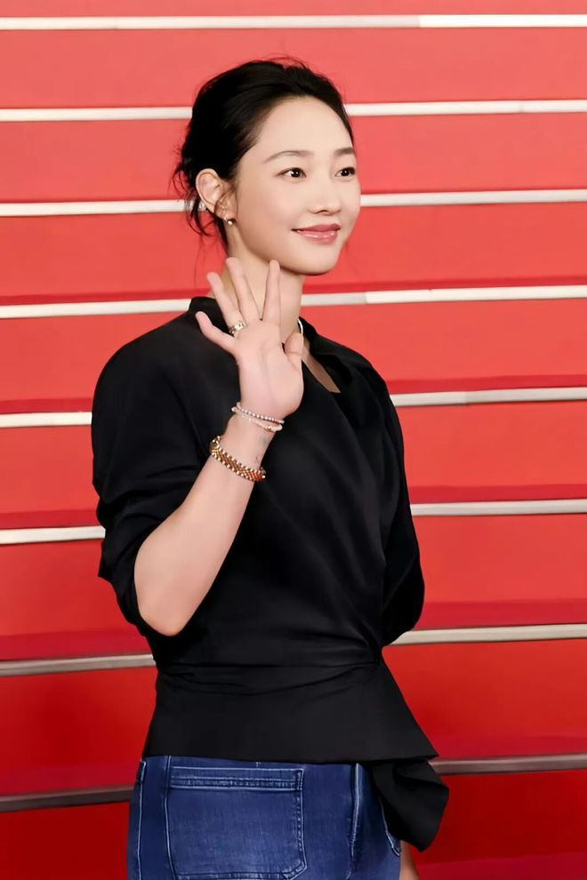 淡颜做浓事，火爆的白百合凭啥一句话捅了内娱马蜂窝？